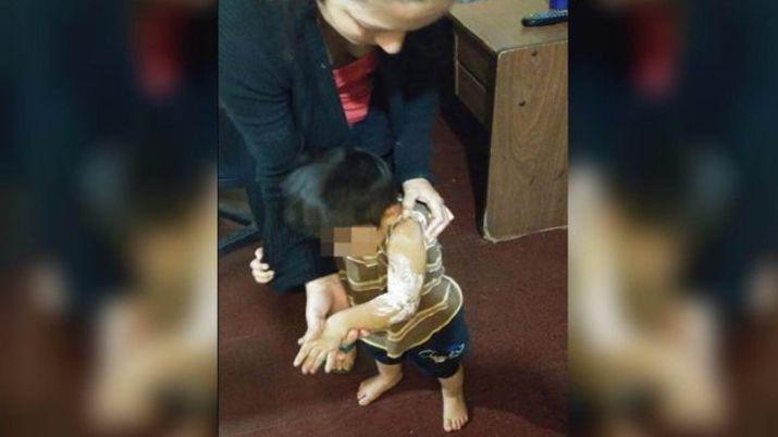 Le tiroacute un termo a su mujer y terminoacute quemando con agua hervida a su hijo