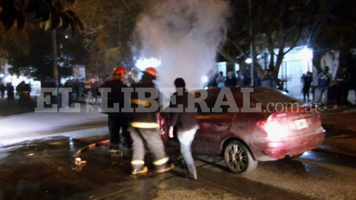La Banda- un auto terminoacute prendido fuego tras un cortocircuito