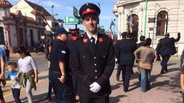 Un bombero encontroacute un bolso con 30 mil pesos y lo devolvioacute a su duentildea