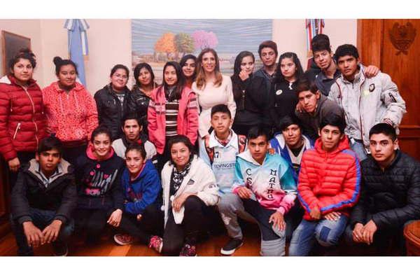 Integrantes del Colegio Secundario de Tintina visitaron a la gobernadora