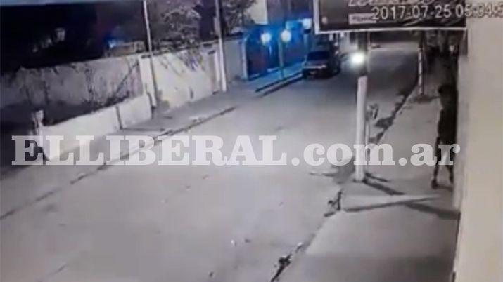 Video- No pudieron entrar a robar y furiosos se llevaron las caacutemaras de seguridad