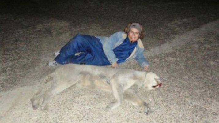 Escaacutendalo por una candidata que se muestra cazando animales