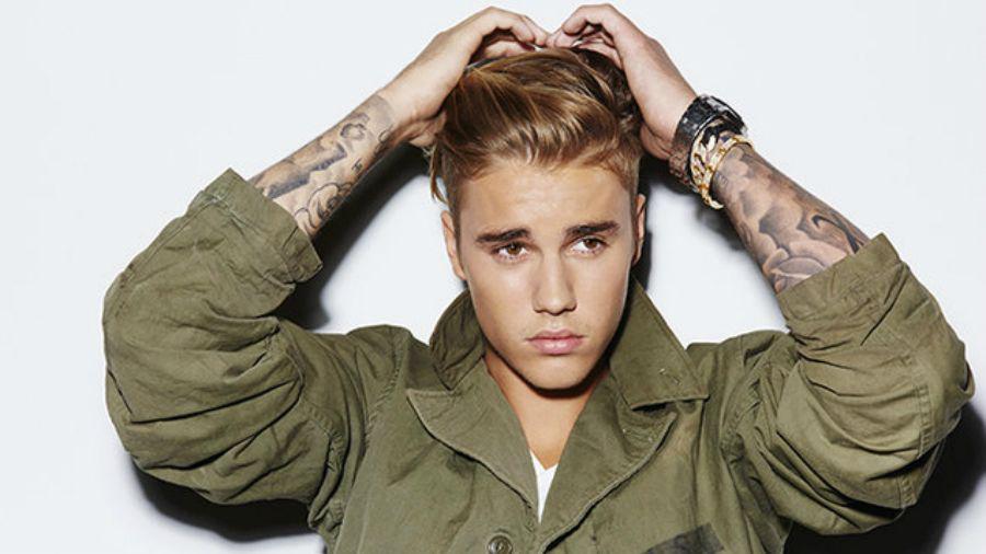 Justin Bieber chocoacute a un fotoacutegrafo a la salida de una iglesia