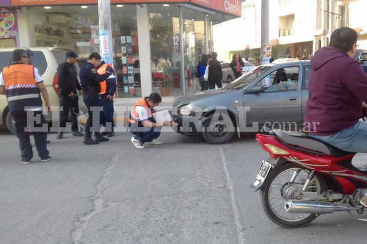 La motociclista sufrió heridas y traumatismos en las rodillas al colisionar con un automóvil
