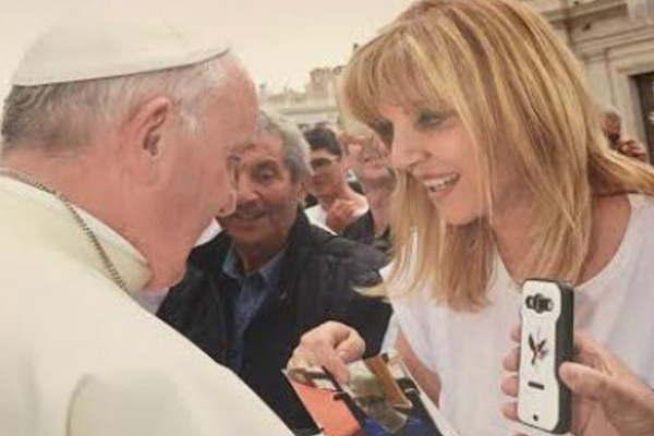 Abrazada a Francisco y orgullosa de que el Papa sea el argentino maacutes importante  