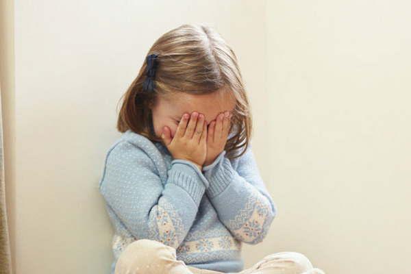 La niña habría sufrido golpizas de parte de su madre