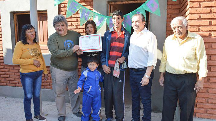 Entregan viviendas sociales en El 49 y La Bajada