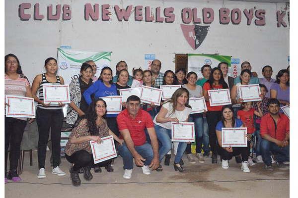 Gobierno entregoacute viviendas sociales en pueblos de los Dptos Ojo de Agua y Banda