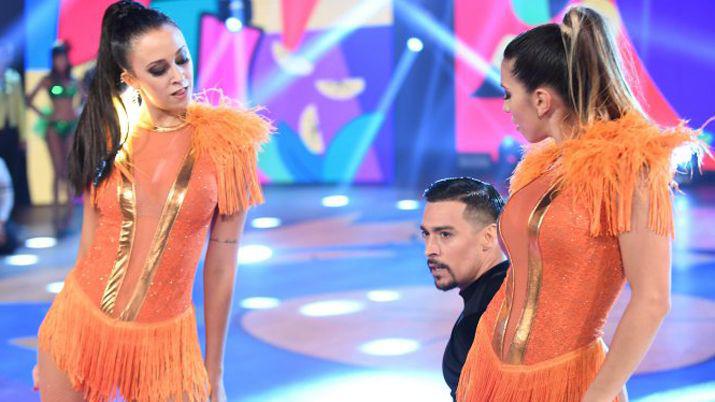 Cinthia Fernaacutendez bailoacute salsa de a tres con Naiara Awada