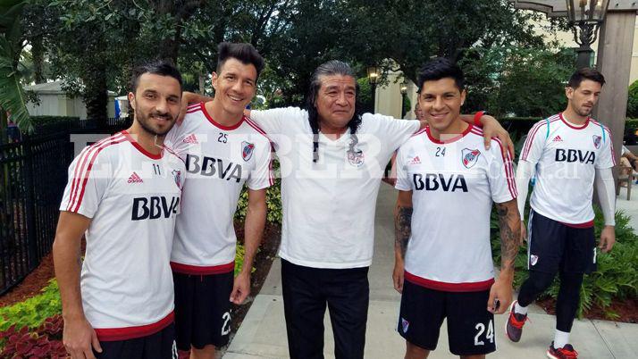 Jugadores de River saludaron a los bandentildeos por medio de Los Laacutetigos