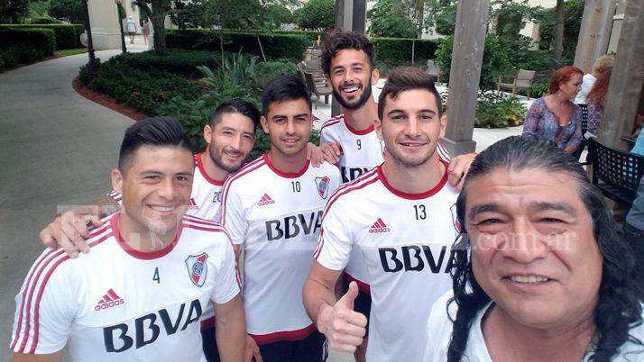 Jugadores de River saludaron a los bandentildeos por medio de Los Laacutetigos