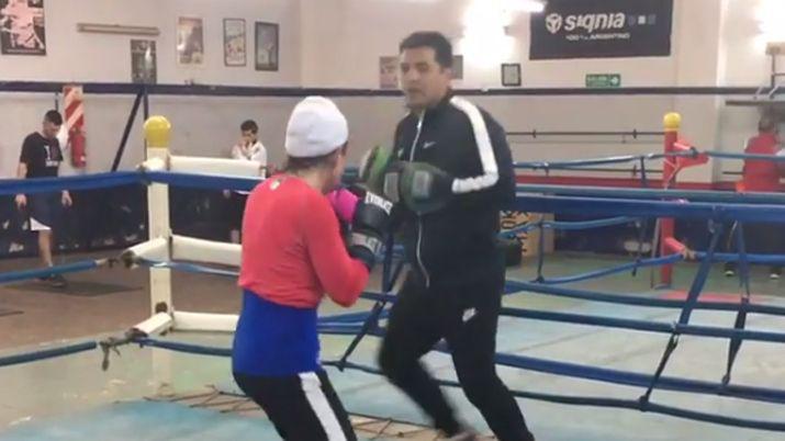 VIDEO Cirujano Morales entrena a Carolina Duer para defender su tiacutetulo