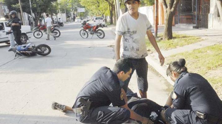 Chocó con su moto contra un auto y terminó en el Regional