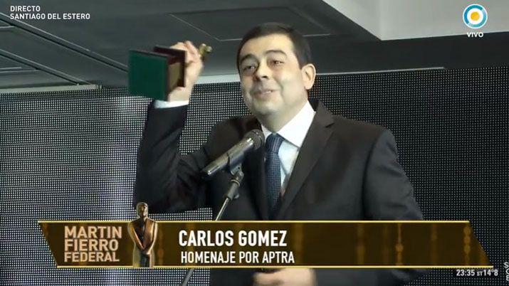 Carlos Gómez periodista de Canal 7 recibió una estatuilla