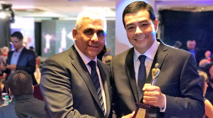 Carlos Goacutemez le dedicoacute el Martiacuten Fierro a su mamaacute