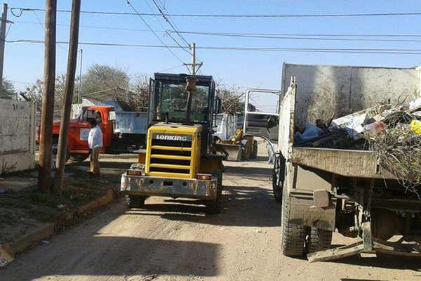 Siguen los operativos de limpieza en los barrios de La Band