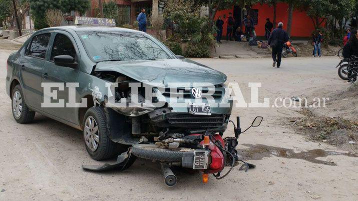 Menor sufrió graves lesiones en choque de auto y moto