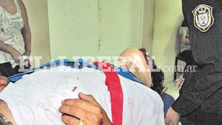 Tomaban juntos se desconocieron y uno terminó acuchillado