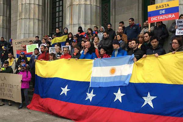 Venezolanos residentes en la Argentina hicieron  oiacuter su eneacutergico rechazo 