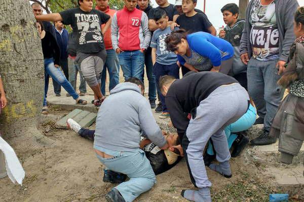 Un menor de 14 antildeos que conduciacutea una motocicleta protagonizoacute violento choque