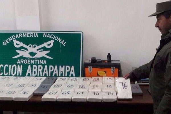 Gendarmeriacutea logroacute secuestrar maacutes de 79 kilogramos de cocaiacutena