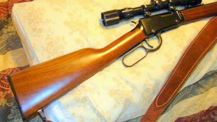 Limpiaba su rifle de caza y se disparoacute en el cuello