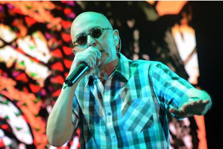 El reconocido cantante fue intervenido por una hernia 