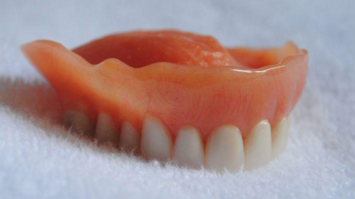 Violoacute a una mujer y se olvidoacute la dentadura con su nombre grabado