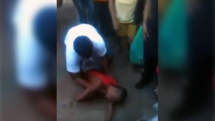 VIDEO Roboacute una cadenita la escondioacute en su boca y murioacute atragantado