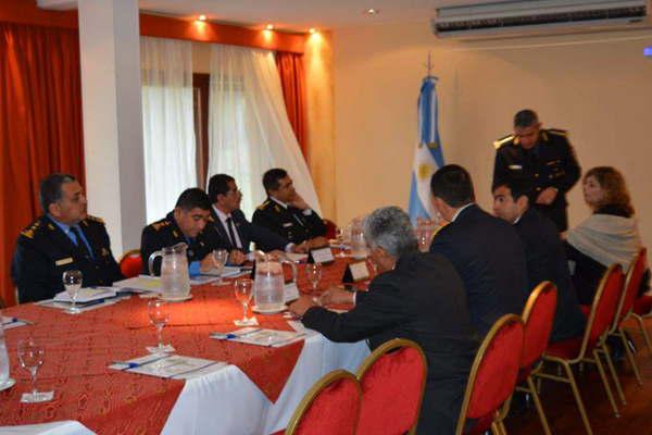 Santiago participoacute del encuentro de jefes  de Policiacutea del NOA