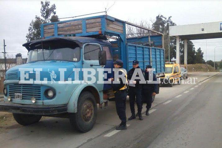 La policía sacó de circulación camión dado de baja para destrucción