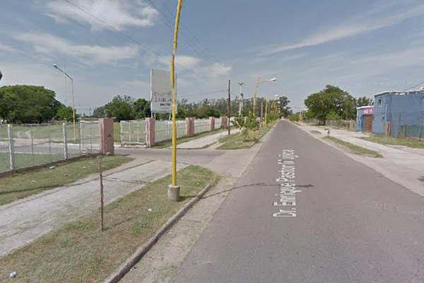 Motochorros amenazan con un cuchillo a joven para robarle su celular