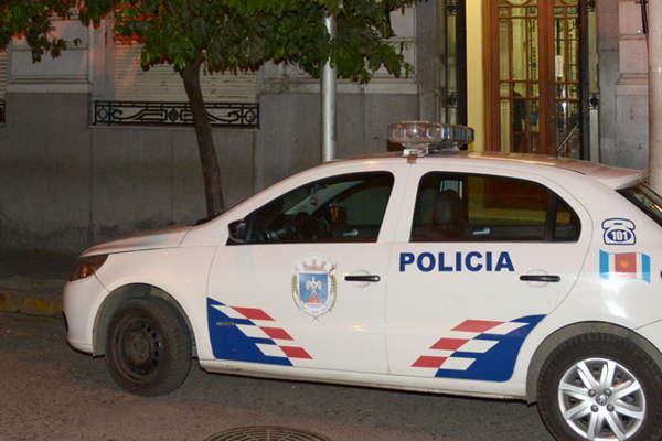 Se durmioacute y su compantildeero de copas le roboacute 1500