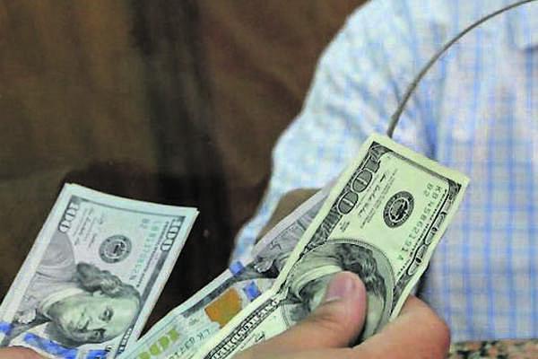 El dólar opera estable a 1787