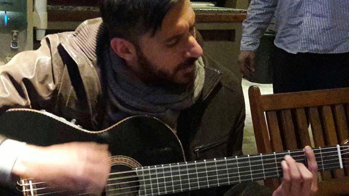 Martiacuten Paz compartioacute una foto de Jonaacutes Gutieacuterrez probando su guitarra