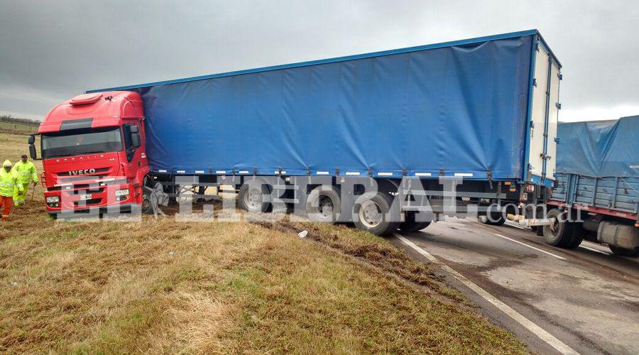 Dos camioneros se salvaron de milagro sobre Ruta 34