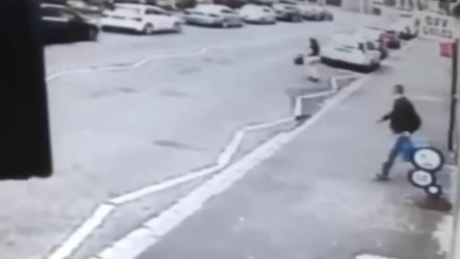 Choca con un cartel y rompe una botella de leche por mirar a una mujer