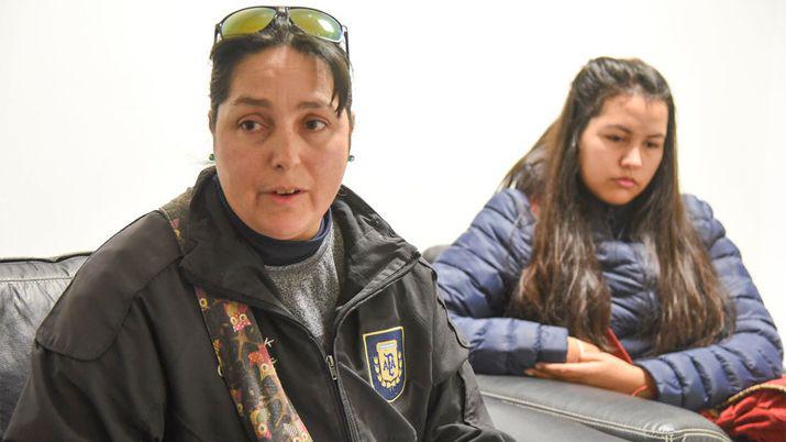 Es la abanderada del colegio pero no puede entrar porque debe la cuota