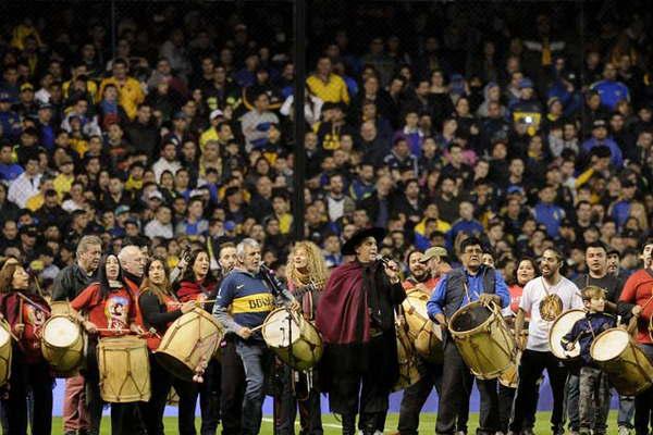 Video Peteco Carabajal y el Indio Froilaacuten cantaron el Himno
