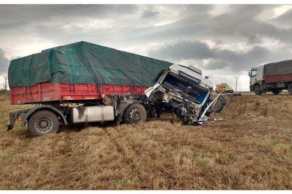 Chofer se salvoacute de milagro al chocar contra otro camioacuten
