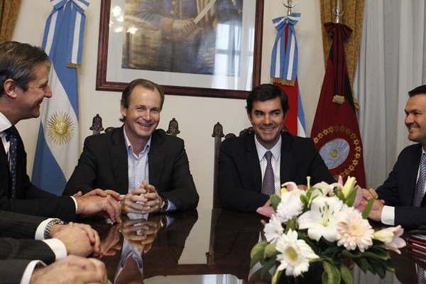 Los gobernadores del PJ se reuacutenen y buscan dar una sentildeal a Macri
