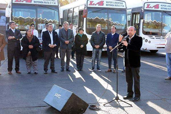 Presentaron nuevas unidades de la liacutenea 4 del transporte puacuteblico de pasajeros de La Banda