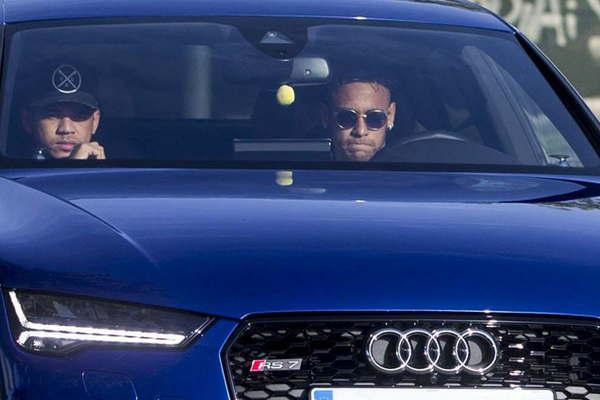 Neymar firmoacute por cinco antildeos y es jugador del PSG  