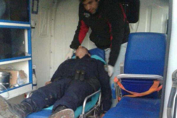 Un policiacutea sufrioacute traumatismo de craacuteneo durante un desalojo en el barrio Paraiacuteso