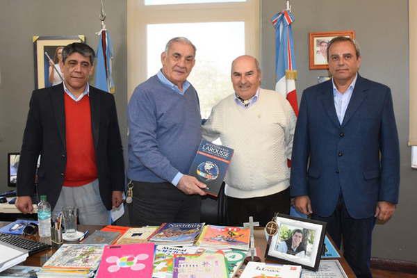 El Rotary Club de Las Termas donoacute libros para el proyecto Libroteca 