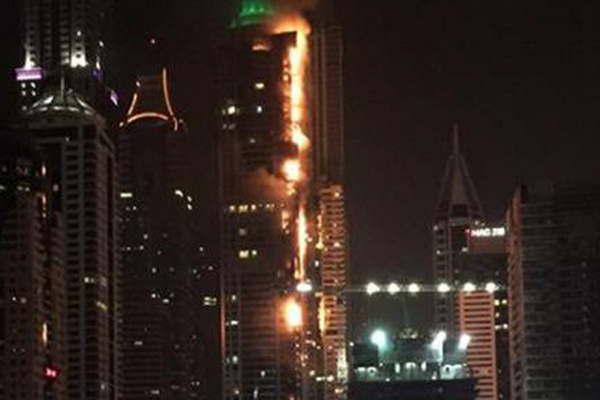 Un incendio consumioacute varios pisos de un rascacielos en Dubai