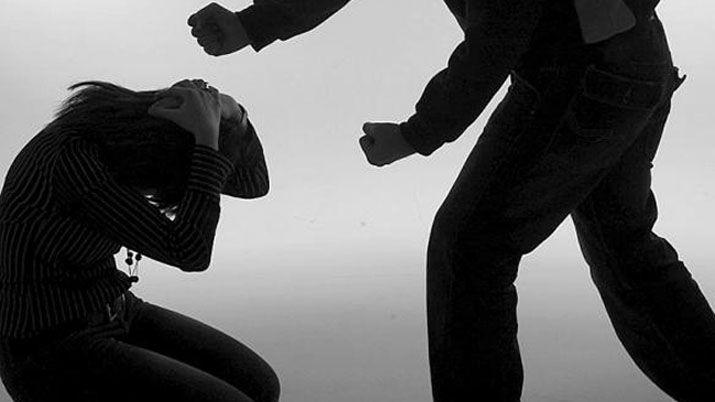 Golpeoacute a su ex con su bebeacute en brazos porque no quiso volver con eacutel