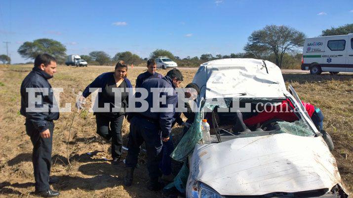 Rescatan a un hombre de los hierros retorcidos tras un vuelco