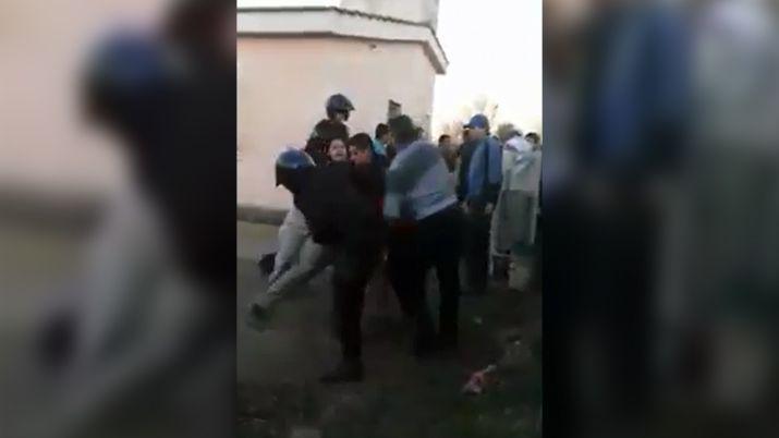 VIDEO  Asiacute dejaron inconsciente a un policiacutea en La Banda