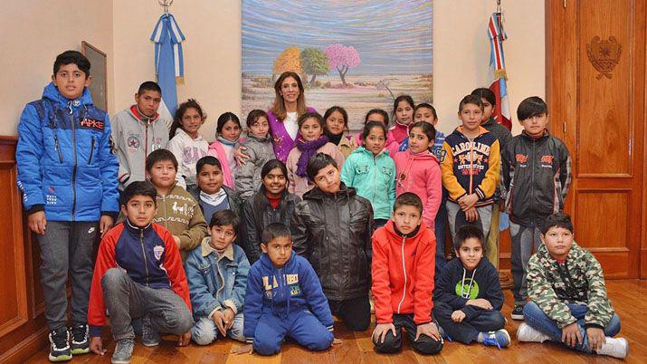 Alumnos de Pampa de los Guanacos visitaron a la Gobernadora